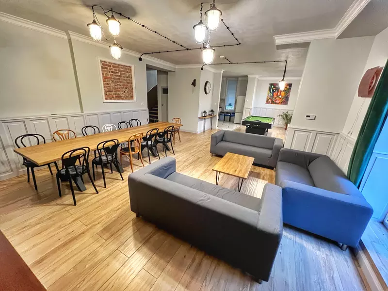 Skrzydło północne – Połowa domu z 3 apartamentami i SALKĄ KOMINKOWĄ